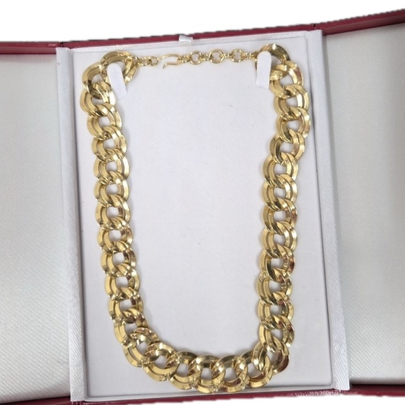 Monet Jewelry - Monet Gold-Tone Women's Necklace Vintage in Beautiful Gift Box